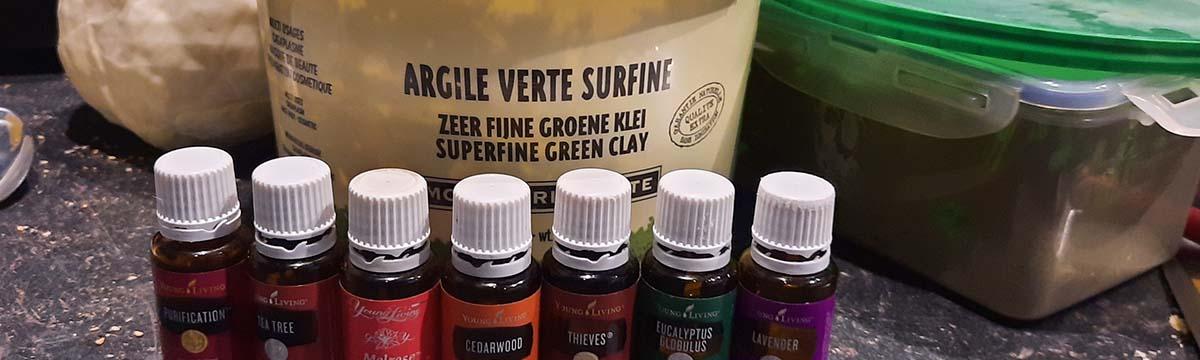 Groene klei poeder en pasta met essentiële oliën